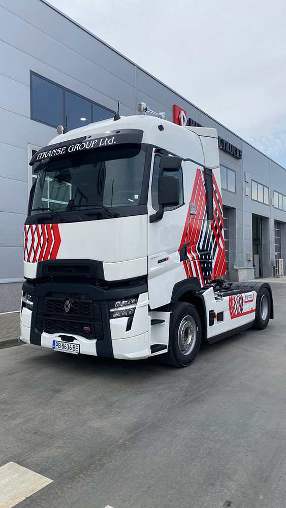 kamion tir cherveno-bial